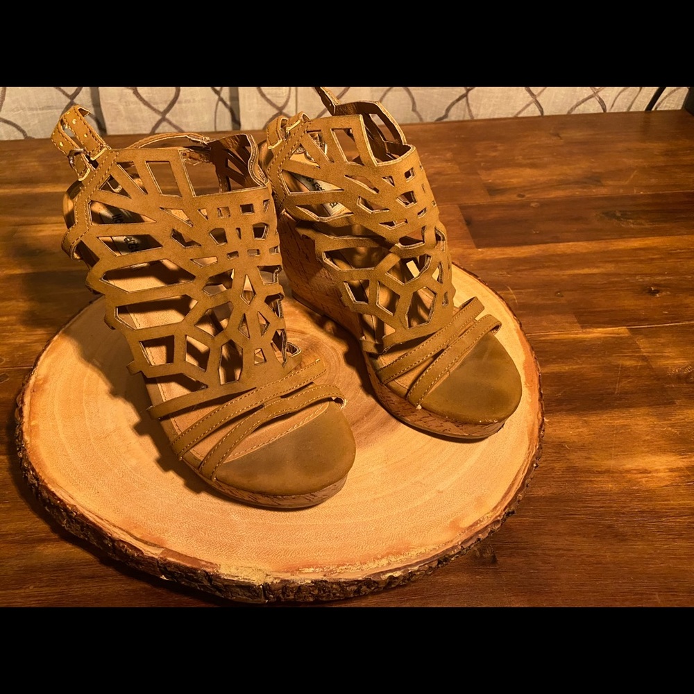 Wedges!! EUC. Buckle